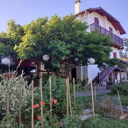 Alojamento de Acomodação e Pequeno-almoço Au Bosquet, Et Salle De Bains Avec Petit Déjeuner à 600 M Du Centre Dans Un Cadre Calme Et Verdoyant Salies-de-Béarn