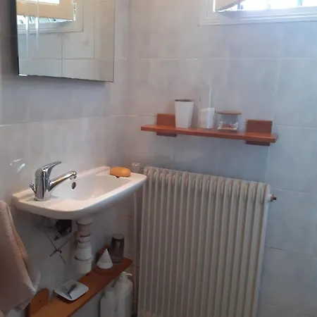 Au Bosquet, Et Salle De Bains Avec Petit Déjeuner à 600 M Du Centre Dans Un Cadre Calme Et Verdoyant