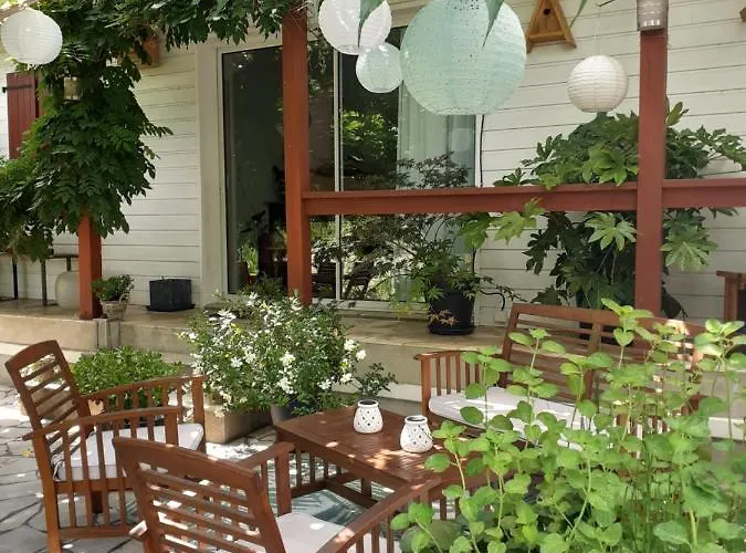 Au Bosquet: Tranquil Retreat With Breakfast Near Town Center Bed & Breakfast *