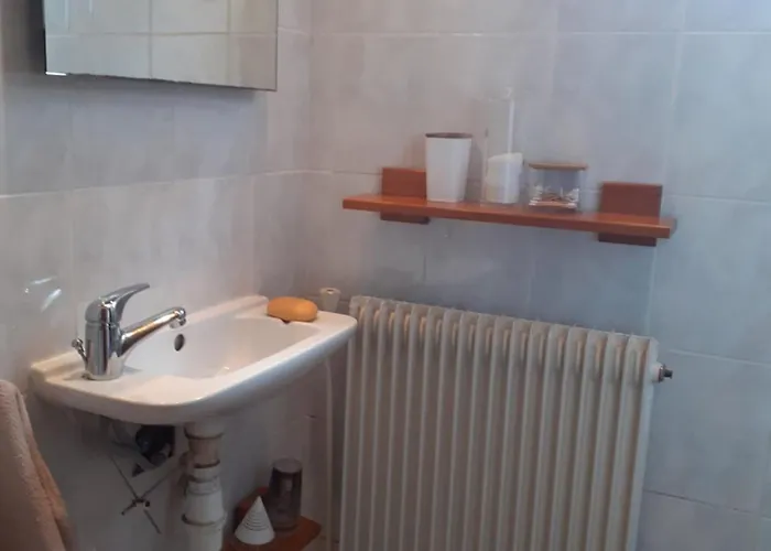 Au Bosquet: Tranquil Retreat With Breakfast Near Town Center